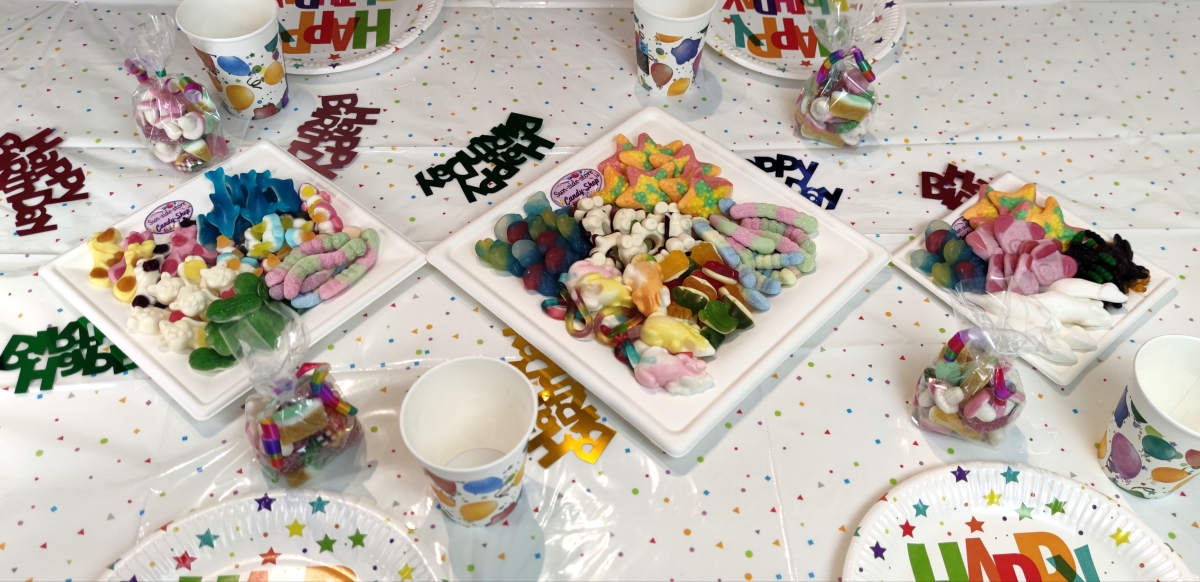 Unsere Süßigkeitenplatten für Kindergeburtstage sind in 3 Größen erhältlich.